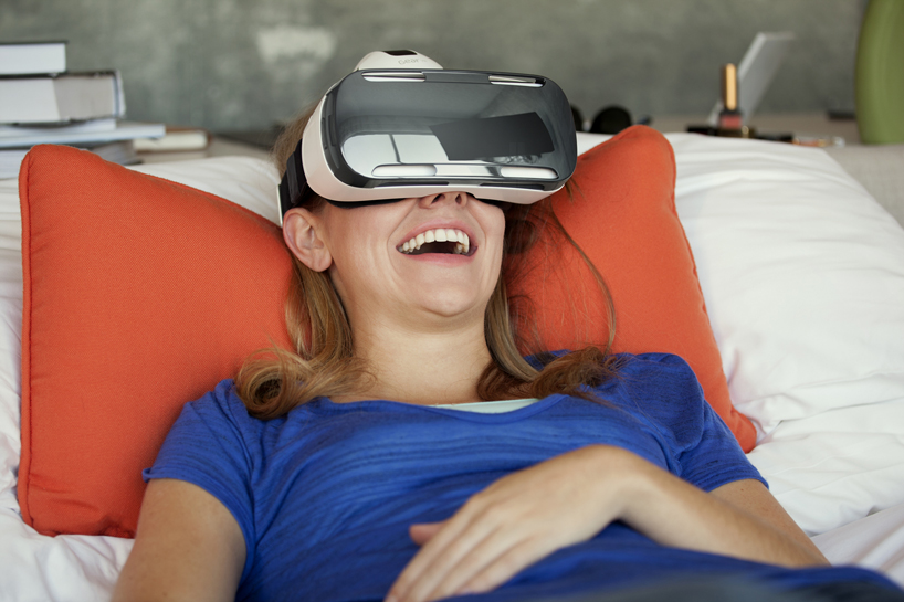 samsung-gear-VR-designboom03.jpg